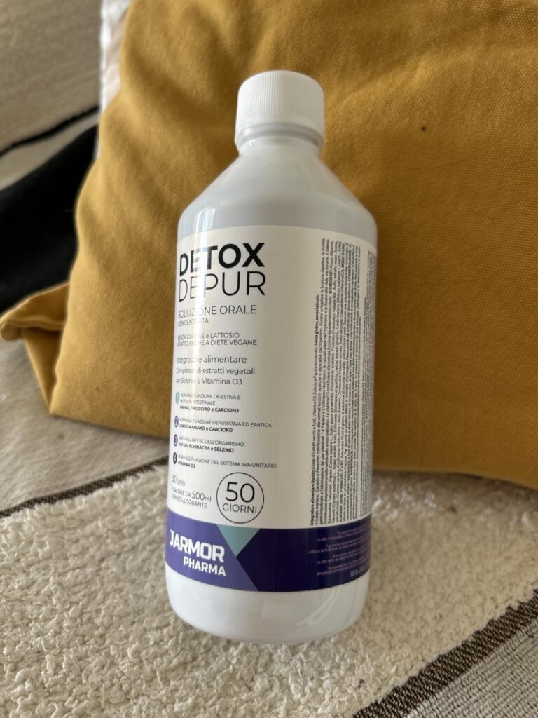 Bouteille de détox sur fond de coussin jaune et de plaid blanc et noir, étiquette visible