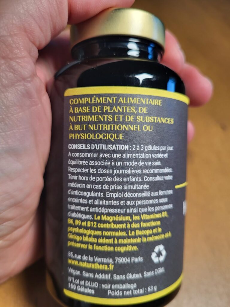 Détail de l'étiquette du flacon de compléments alimentaires, montrant les conseils d'utilisation et les mentions légales.