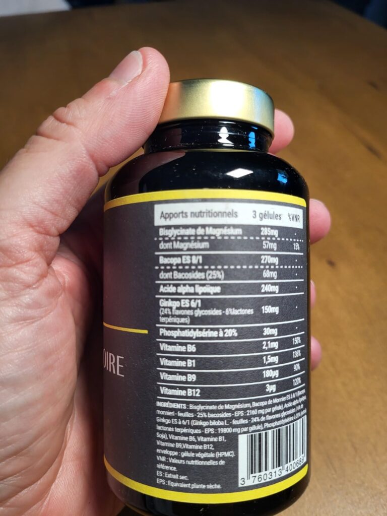 Détail de l'étiquette du flacon de compléments alimentaires, montrant le tableau des apports nutritionnels.