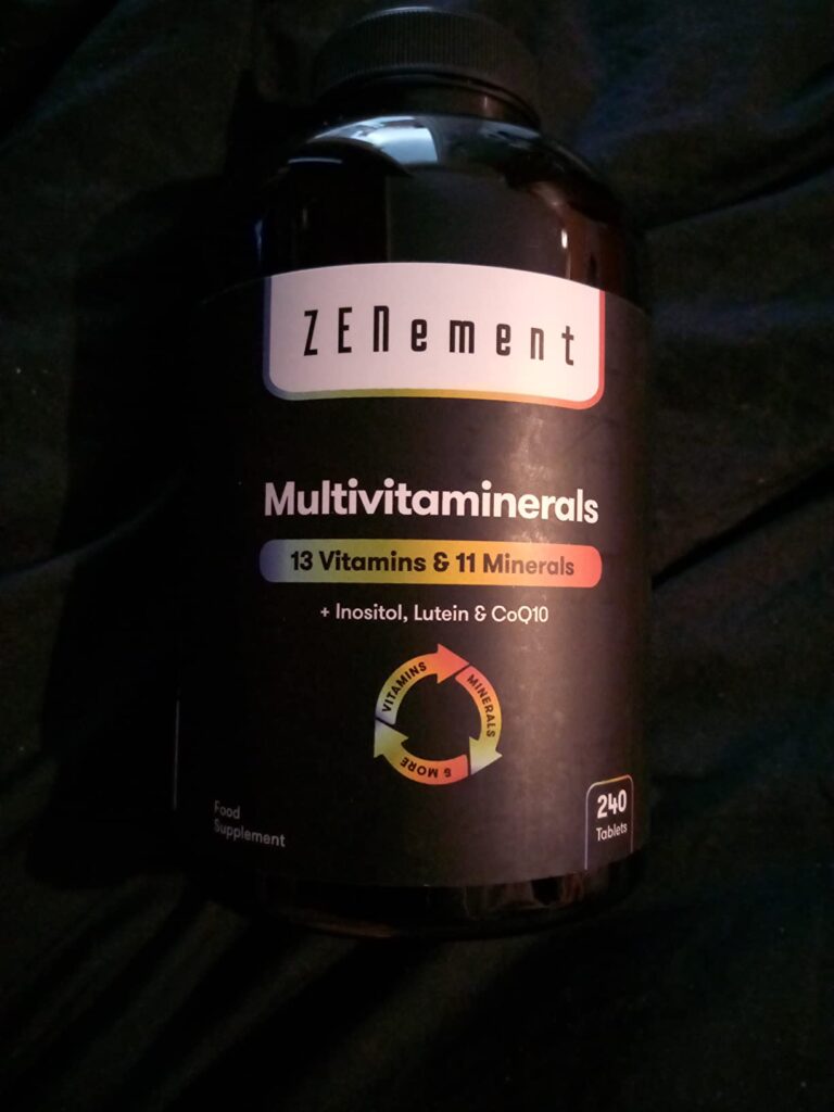 Flacon de compléments alimentaires 'ZENement Multivitaminerals' sur fond sombre, vue de face.