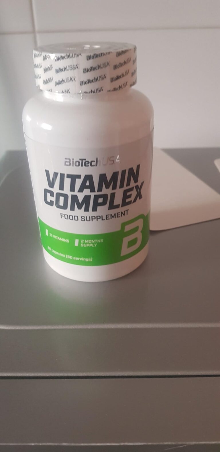Flacon de compléments alimentaires Vitamin Complex, vu de face en légère plongée.
