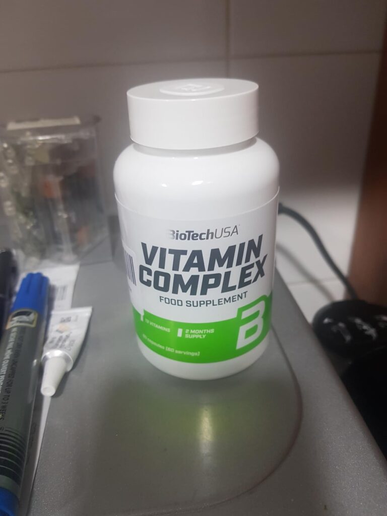 Flacon de compléments alimentaires Vitamin Complex, vu de face. Similaire au visuel 0, mais sans le sceau de sécurité sur le...