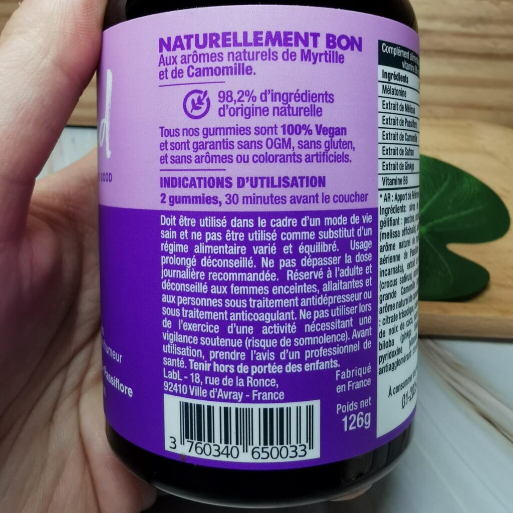 Détail de l'étiquette du produit avec les informations d'utilisation, les avertissements et le poids.