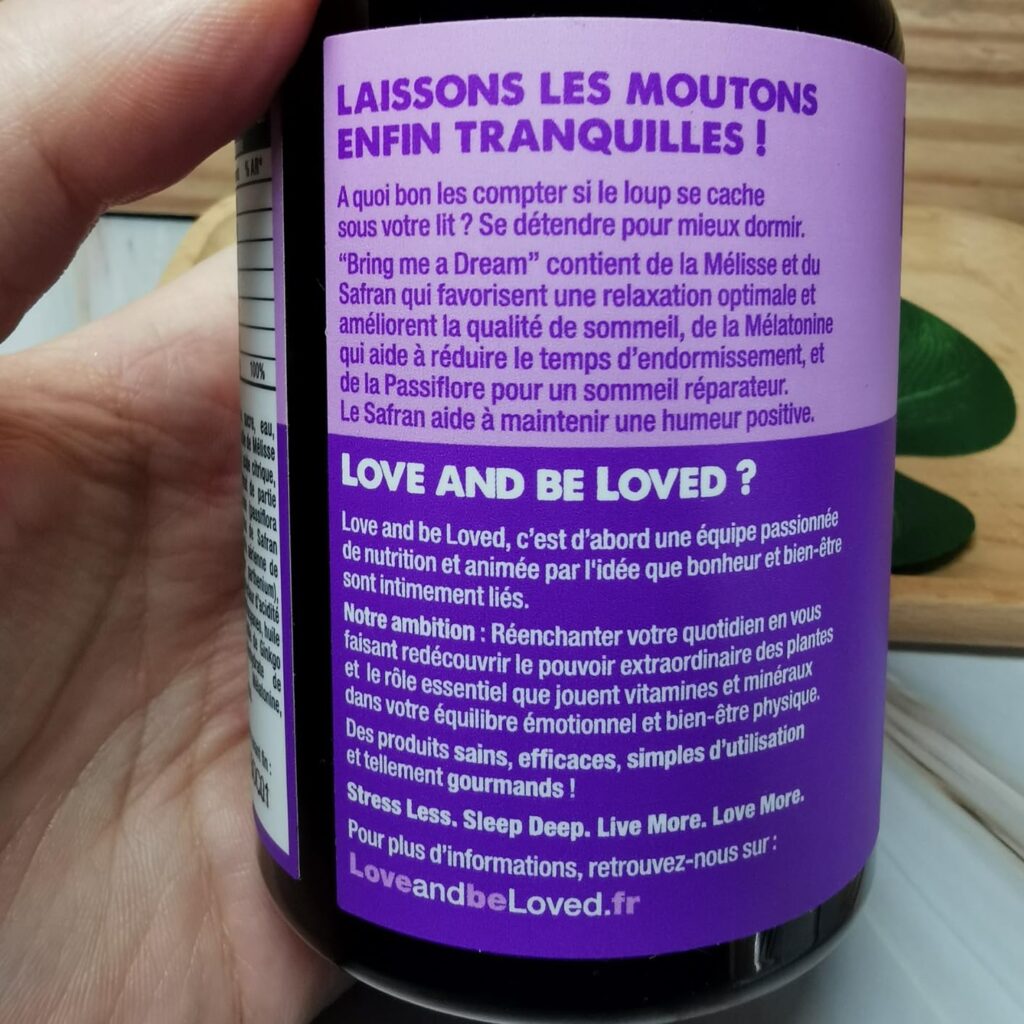 Détail de l'étiquette du produit avec le texte marketing et les promesses du fabricant.