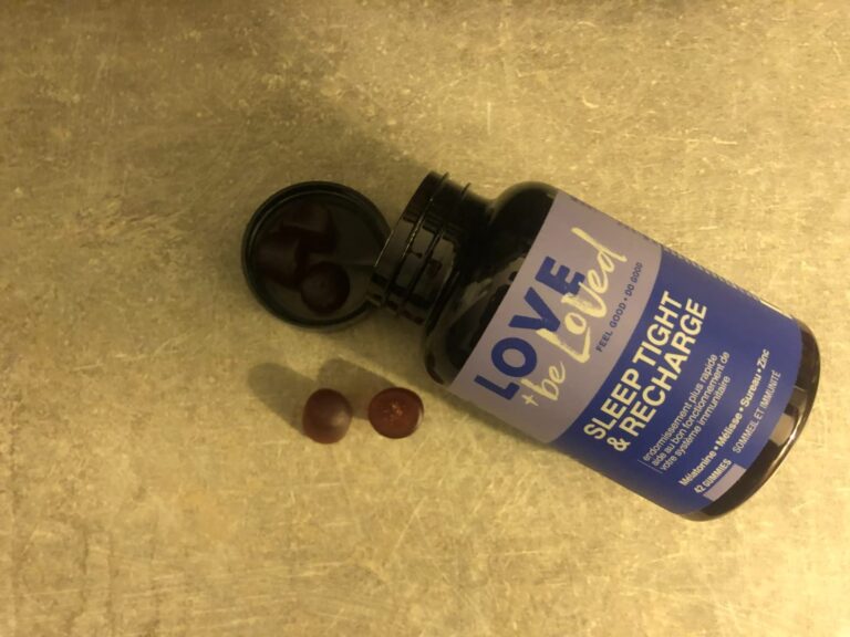 Le pot de gummies ouvert et deux gummies sur la table.