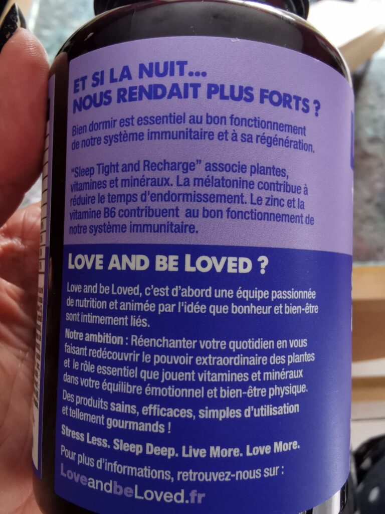Vue détaillée de l'étiquette du flacon, avec les promesses du produit et la présentation de la marque. Vue de dos du flacon,...