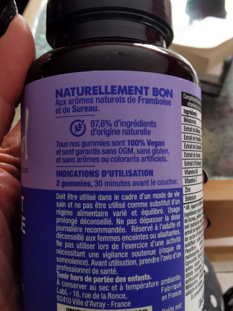 Vue détaillée de l'étiquette du flacon, avec les indications d'utilisation et les ingrédients. Vue de dos du flacon.