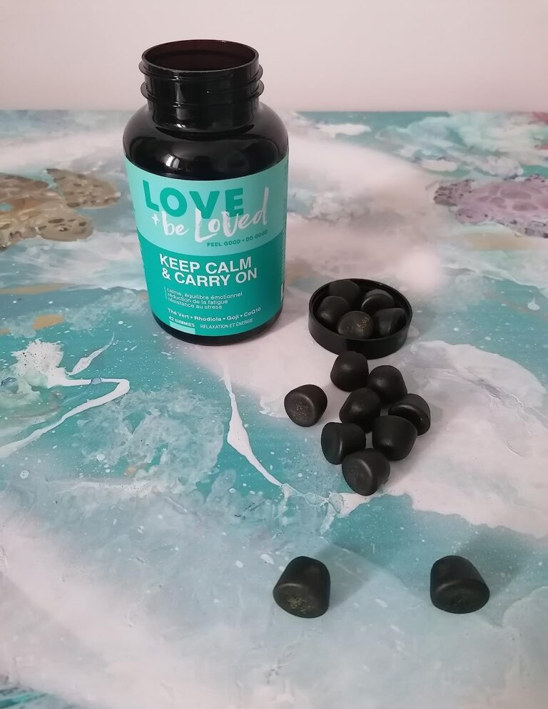 Le flacon de gummies avec quelques gummies renversés à côté, sur une surface décorative.
