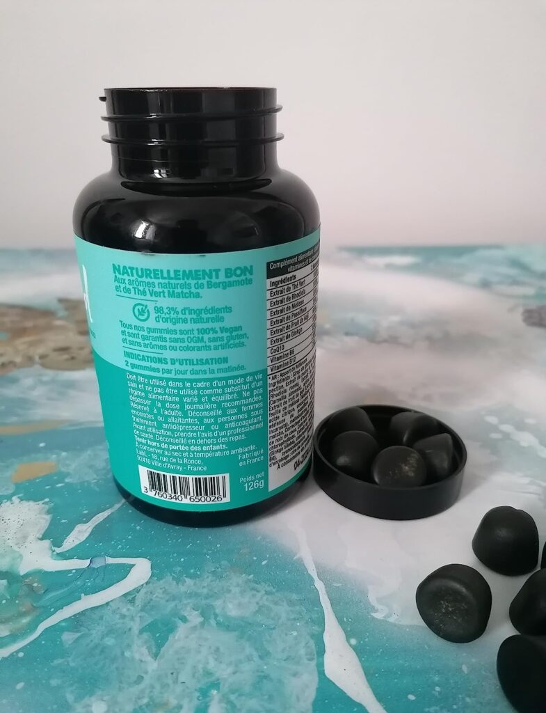 Détail de l'étiquette du flacon de gummies, montrant la partie inférieure des informations produit et les ingrédients. Quelqu...