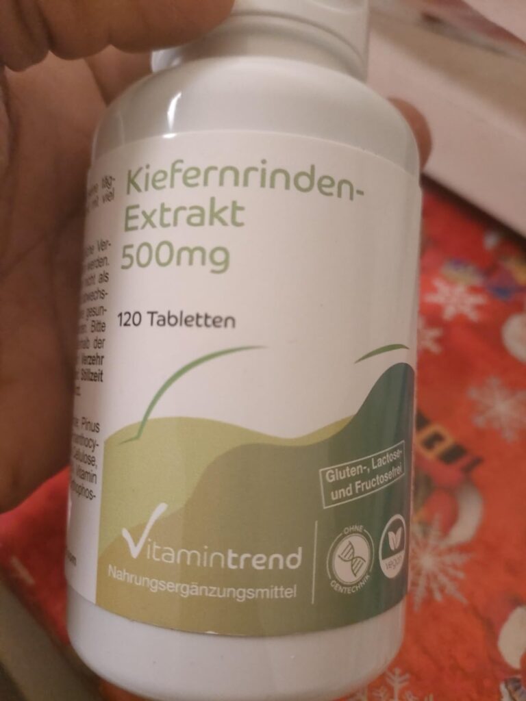 Bouteille de compléments alimentaires, tenue dans une main.