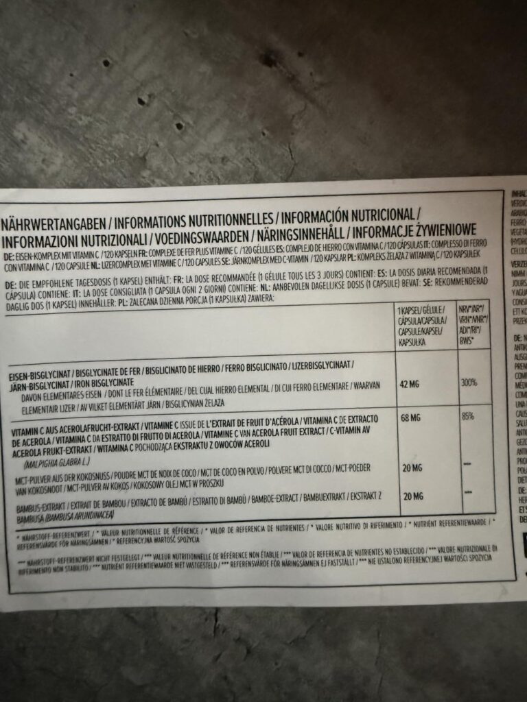 Gros plan sur l'étiquette nutritionnelle détaillée, présentant les ingrédients et les quantités pour les compléments Naturelo...