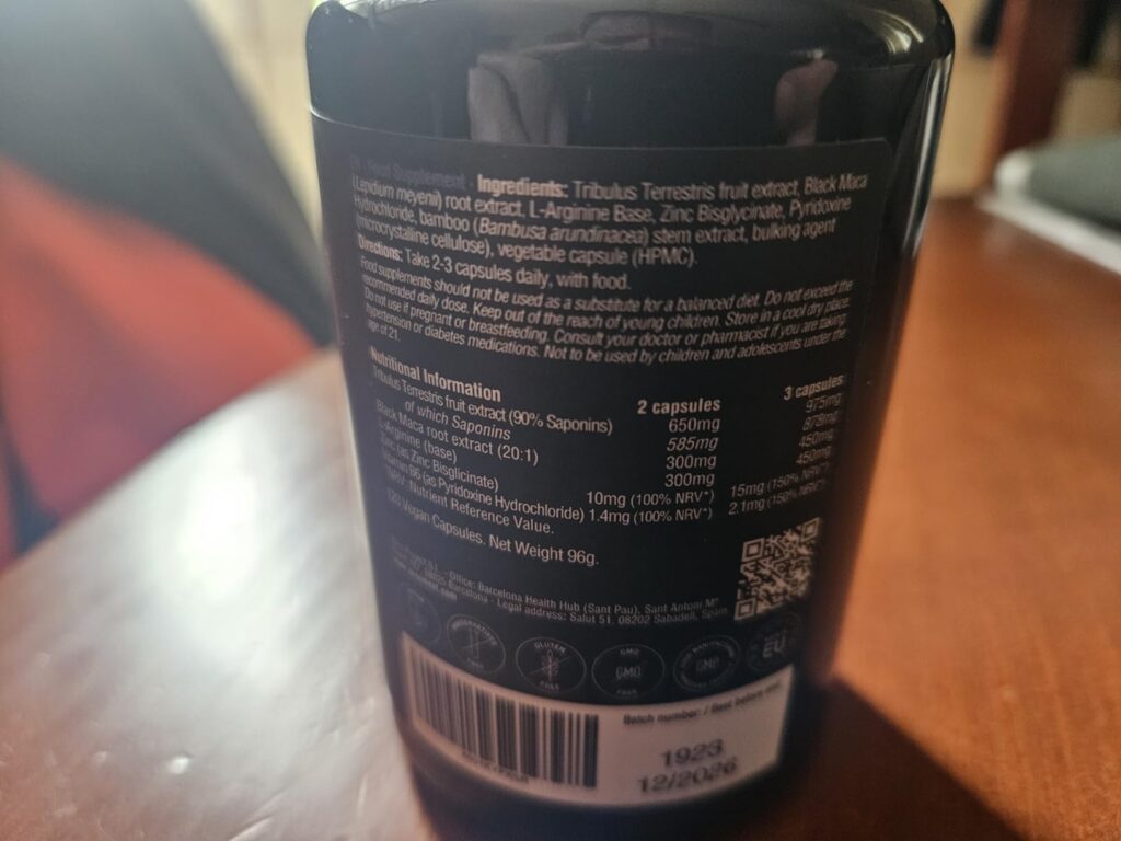 Gros plan sur l'étiquette du flacon avec la liste des ingrédients et informations nutritionnelles
