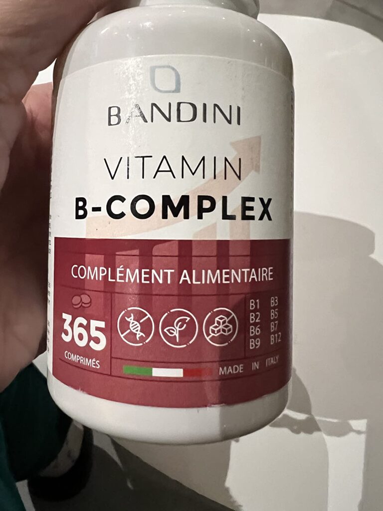 Flacon de vitamine B-complex, zoom sur l'étiquette en français cette fois.