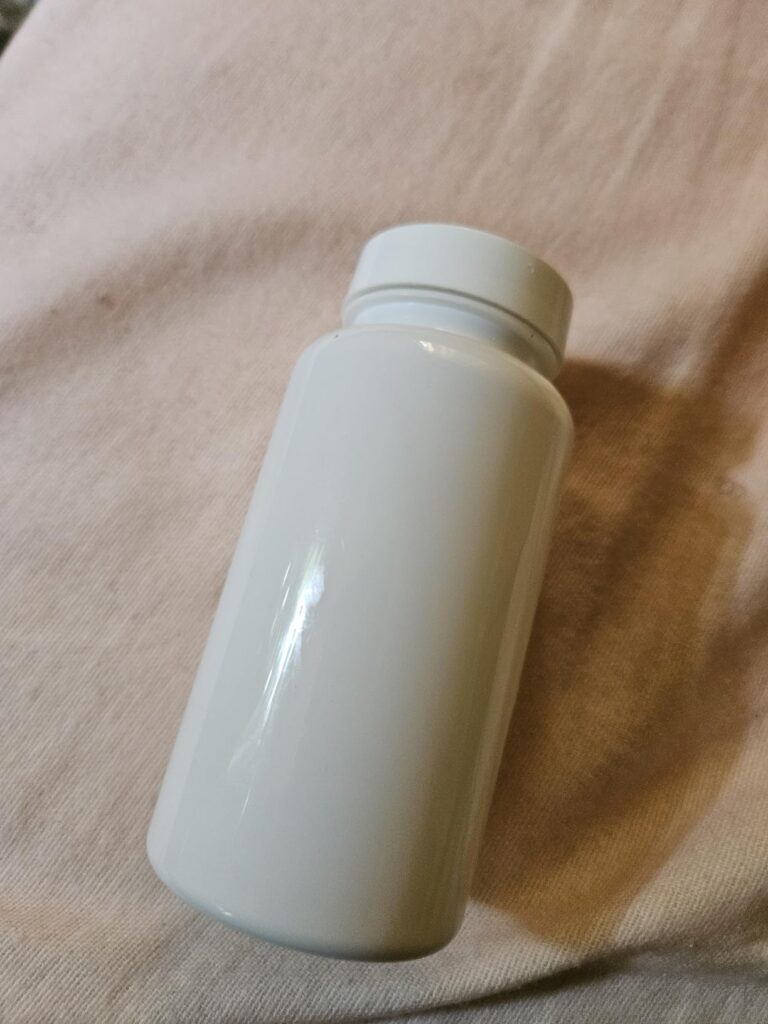 Flacon vide et sans étiquette, montrant le plastique blanc.