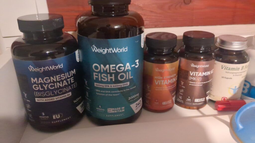 Cinq bouteilles de compléments alimentaires, dont trois de WeightWorld
