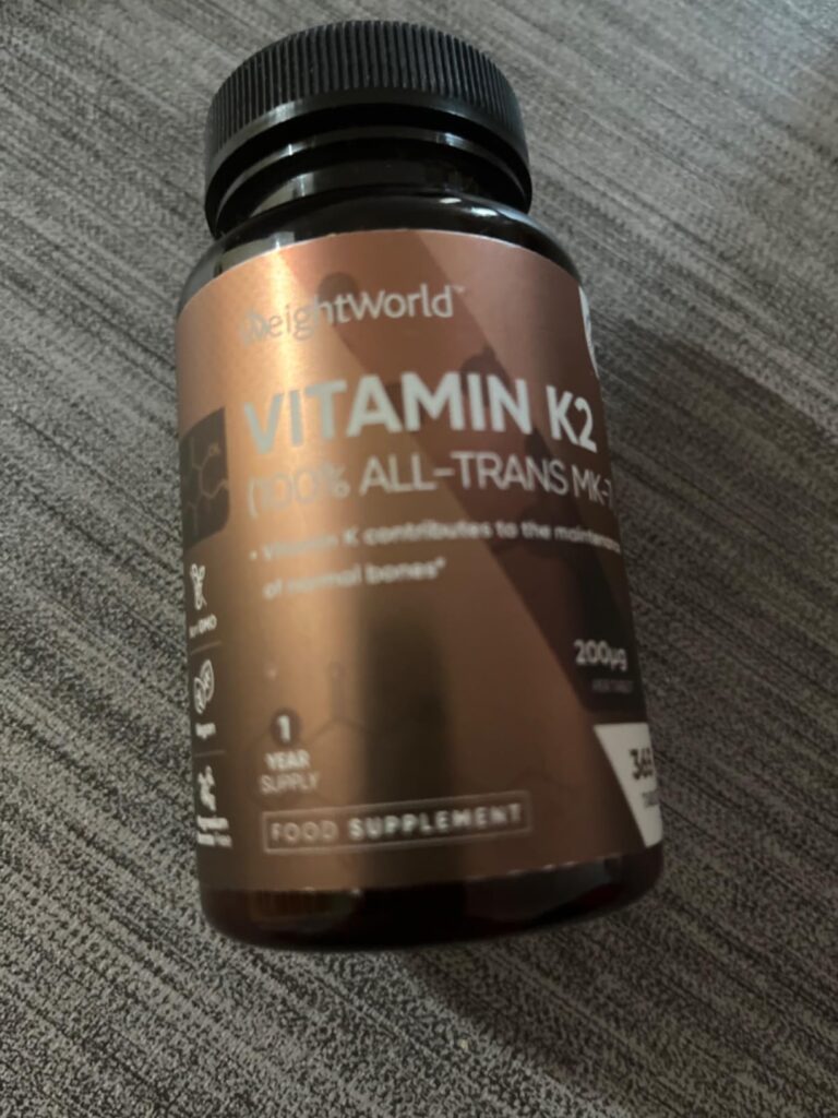 Bouteille de vitamine K2 sur fond neutre