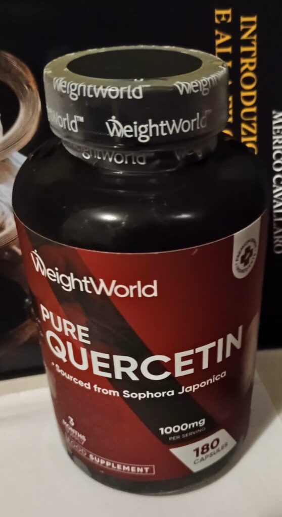 Bouteille de compléments alimentaires WeightWorld Pure Quercetin sur fond sombre, avec le sceau de sécurité sur le bouchon.