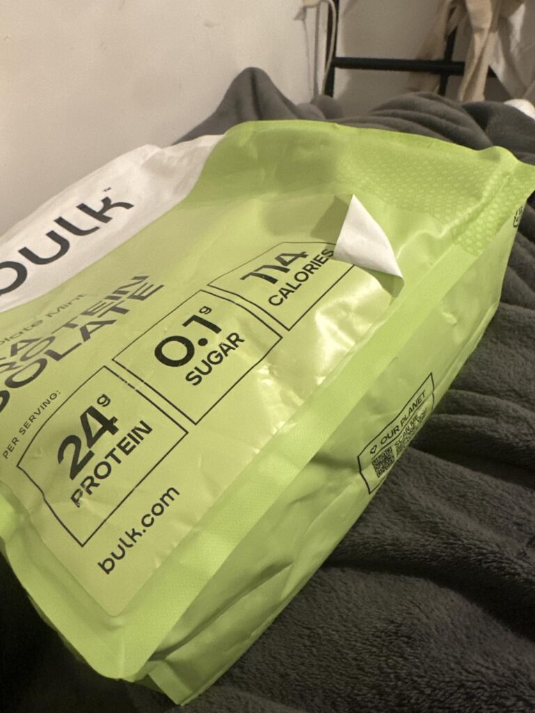 Vue du sachet de protéines Bulk Pea Protein Isolate, avec les informations clés mises en avant : 24g de protéines, 0.1g de su...