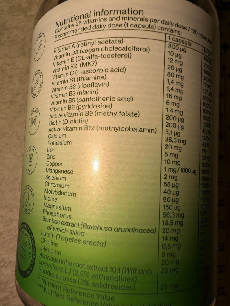 Gros plan sur les informations nutritionnelles du flacon de compléments alimentaires.