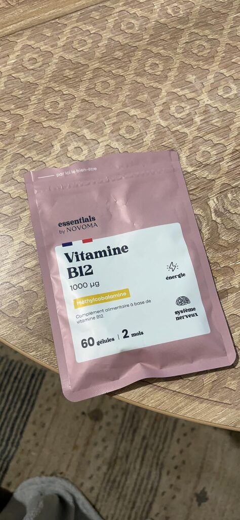 Sachet de compléments alimentaires posé sur une table, face avant. On peut lire "Essentialabs Vitamine B12".