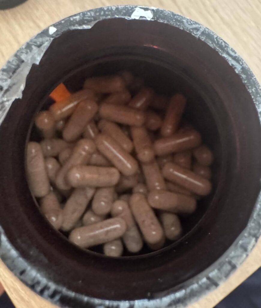 Vue de dessus de l'intérieur du flacon, montrant les capsules de chardon-marie.