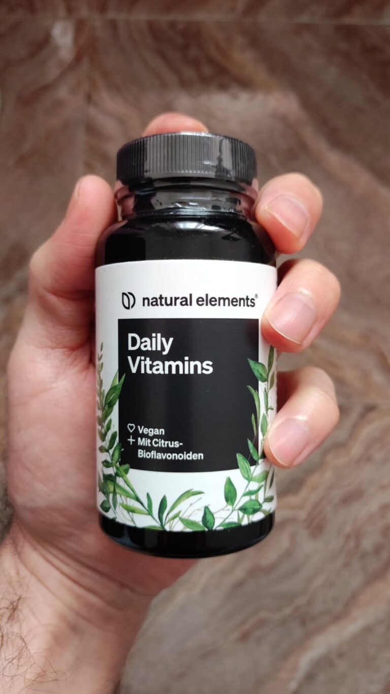 Bouteille de vitamines tenue dans une main, pour montrer sa taille et son design