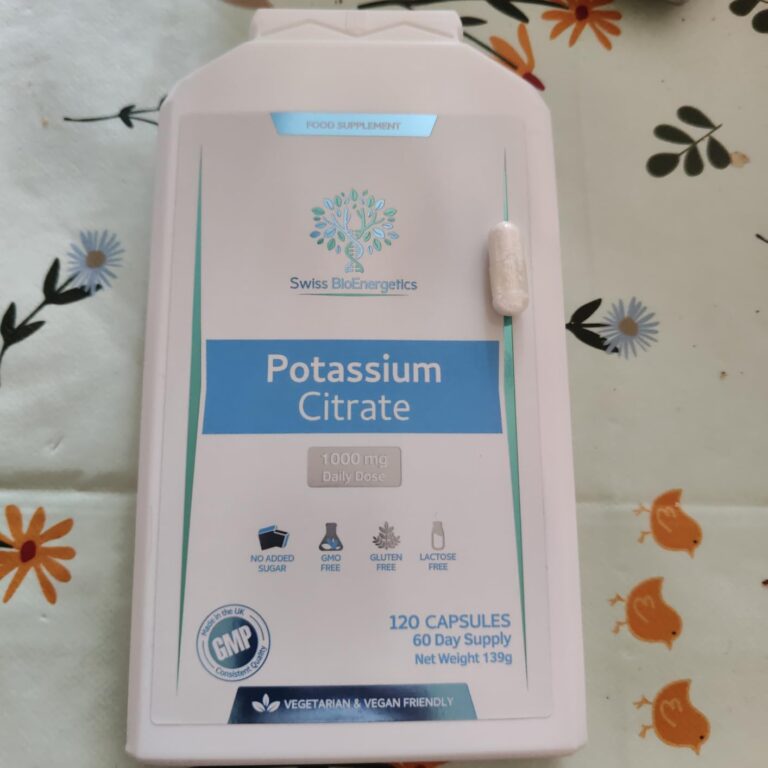 Le pot de complément alimentaire, une gélule posée dessus.