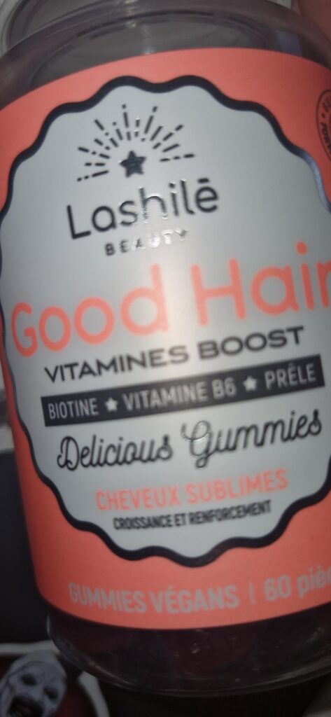 Gros plan sur l'étiquette du flacon de gummies. On y lit le nom du produit, ses ingrédients phares et ses promesses.