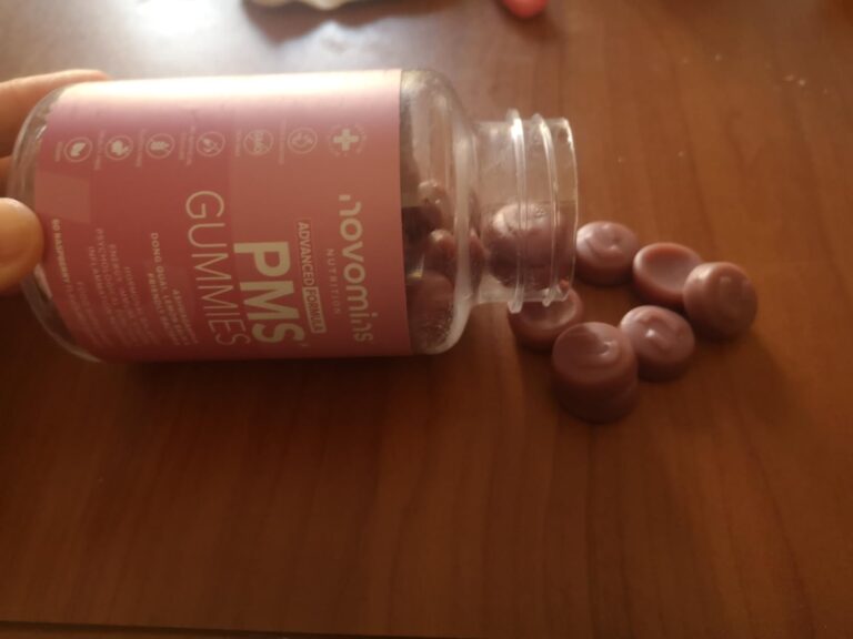 Le pot de gummies PMS renversé, laissant échapper quelques bonbons gélifiés sur une surface en bois.