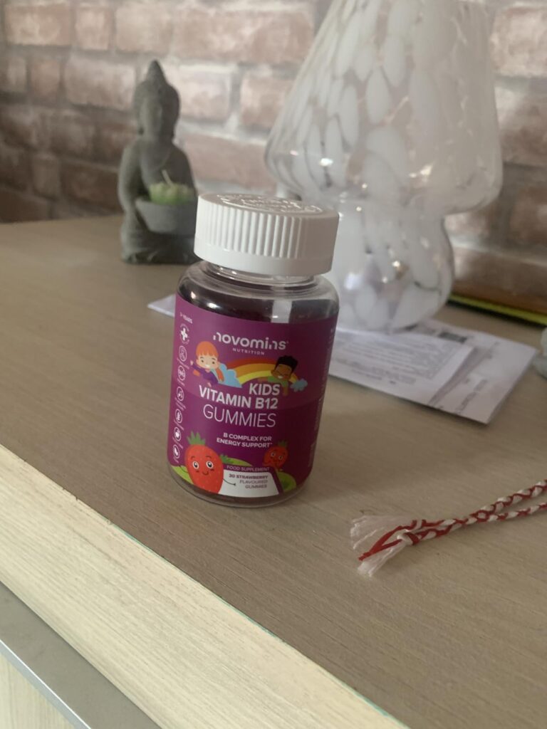 Le flacon de vitamines sur une commode dans un intérieur.
