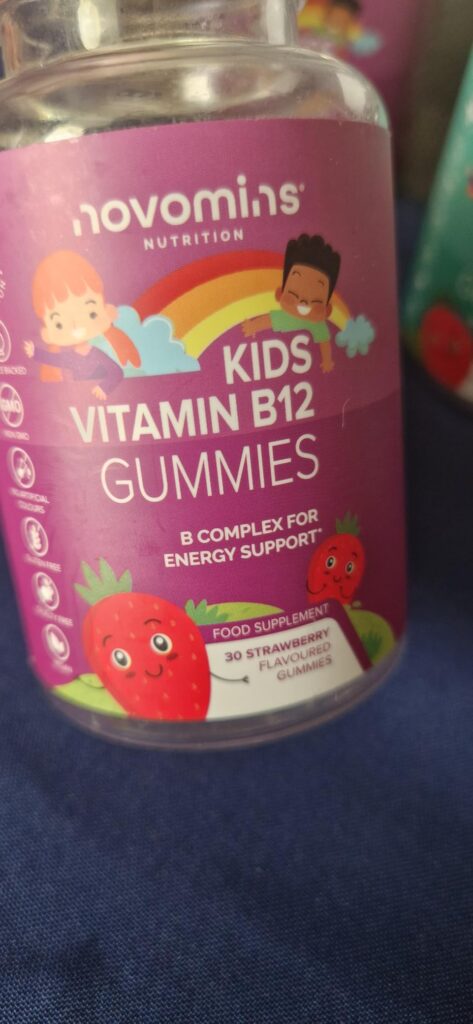 Gros plan sur l'étiquette du flacon de vitamines.