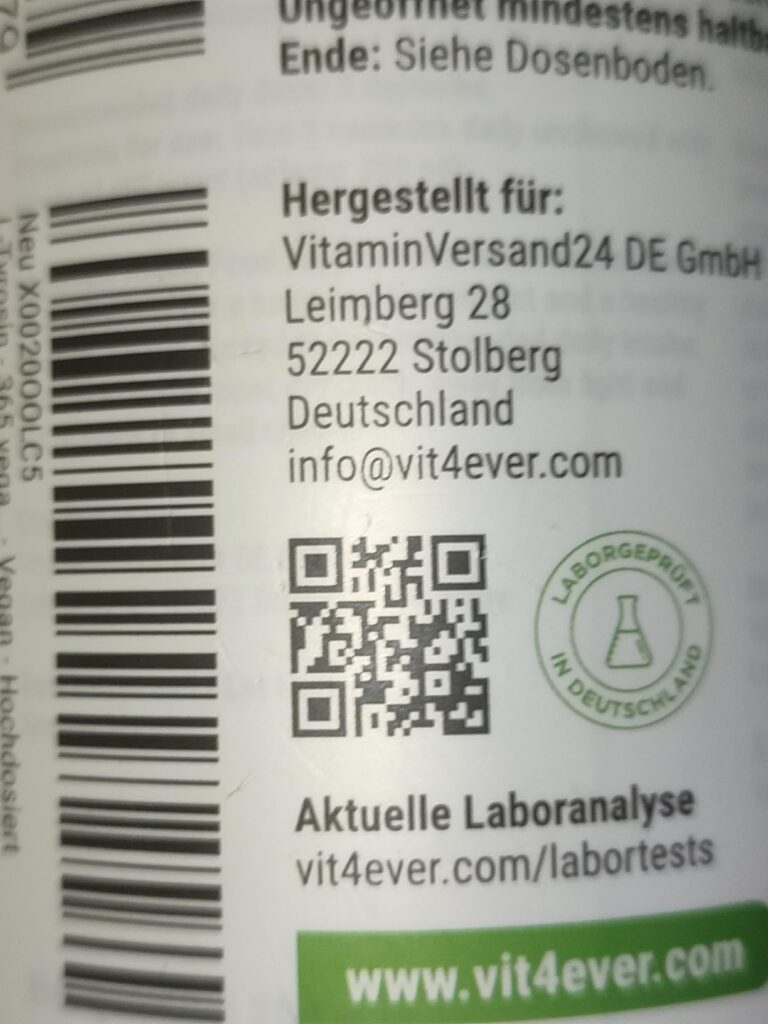 Détail de l'étiquette de la bouteille de L-Tyrosine, montrant les informations du fabricant, un code QR et une mention de tes...