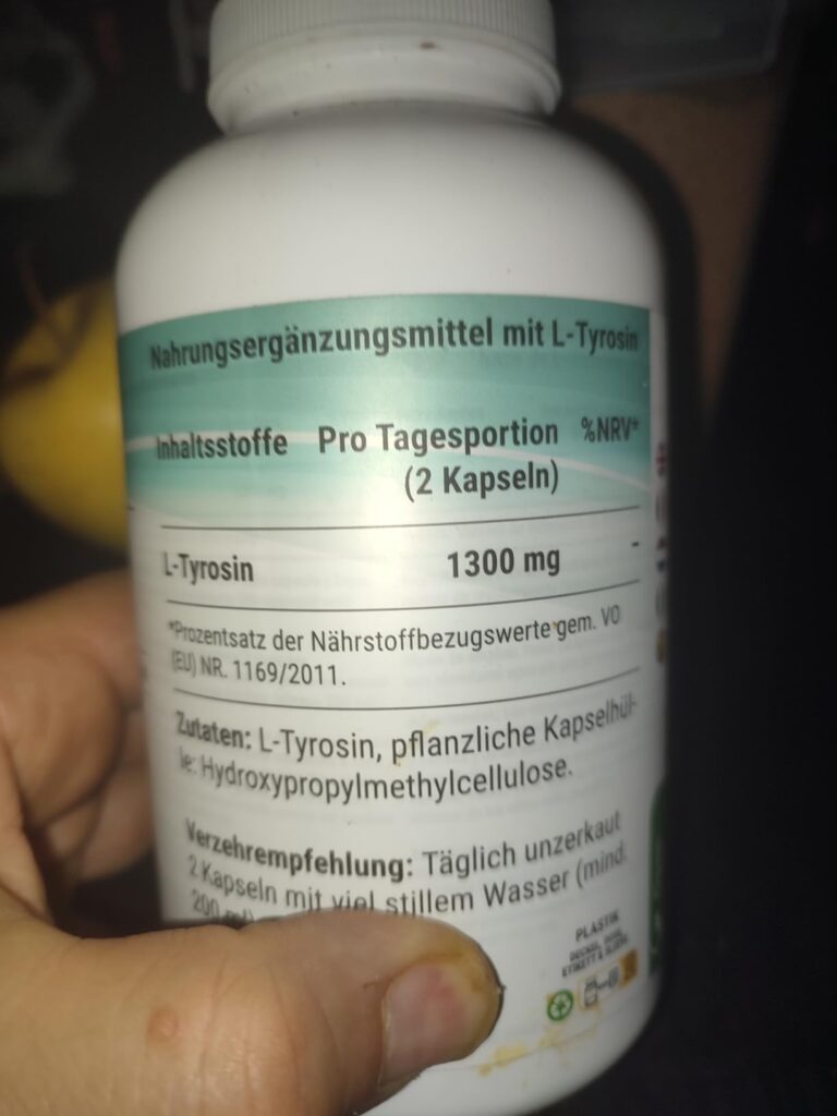 Détail de l'étiquette de la bouteille de L-Tyrosine, se concentrant sur les informations nutritionnelles. On y voit les ingré...