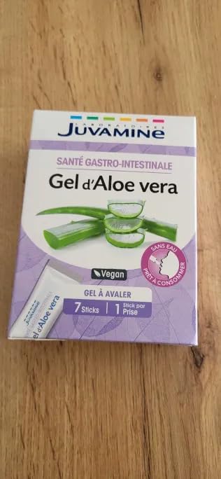 Boîte de Gel d'Aloe vera JuvaMine posée sur une table en bois.