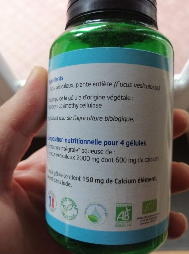 Détail de l'étiquette d'un flacon de compléments alimentaires, montrant la composition et les informations nutritionnelles.