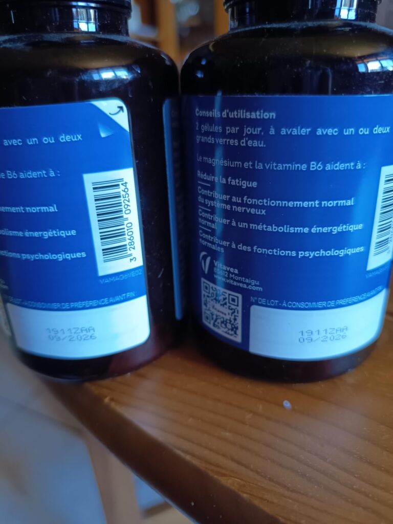 L'image montre deux flacons de complément alimentaire, avec un focus sur les informations au dos des étiquettes. Les étiquett...