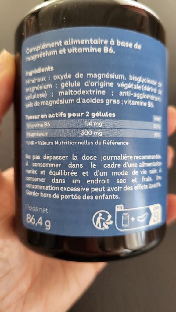 L'image montre un flacon de complément alimentaire, avec un focus sur la partie de l'étiquette détaillant les ingrédients et...