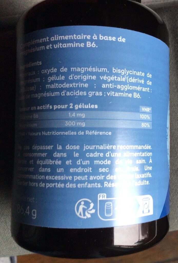 L'image montre un flacon de complément alimentaire, avec un focus sur la partie de l'étiquette détaillant les ingrédients et...