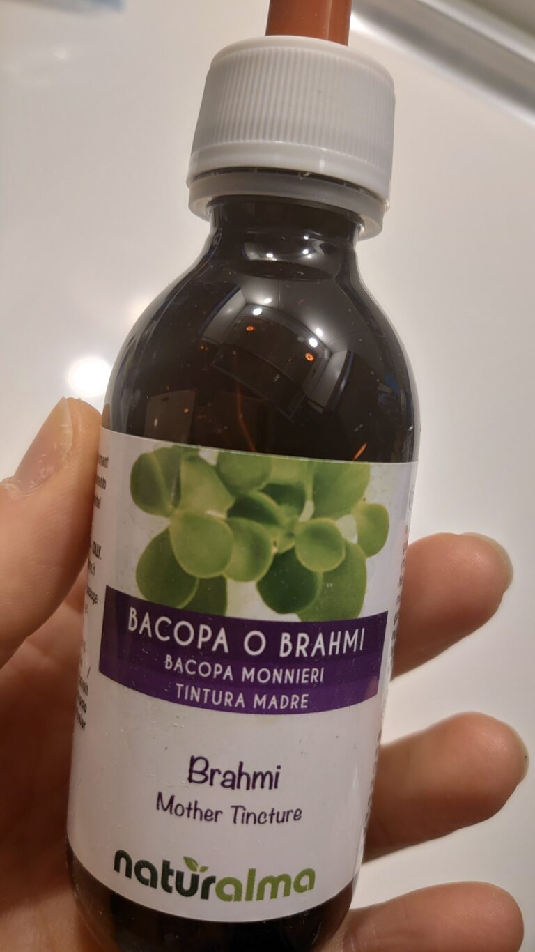 Flacon de teinture mère Bacopa Monnieri avec pipette, tenu dans une main.
