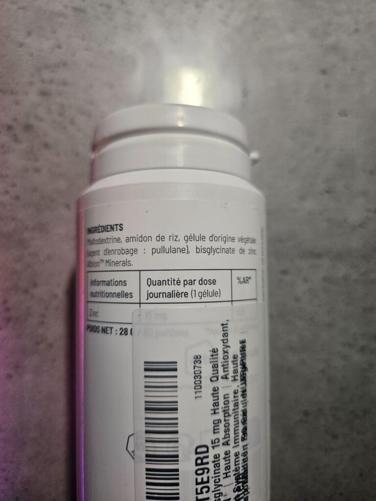 Flacon de Zinc Nutripure, vue de près pour faire apparaître le code-barres et les informations nutritionnelles.