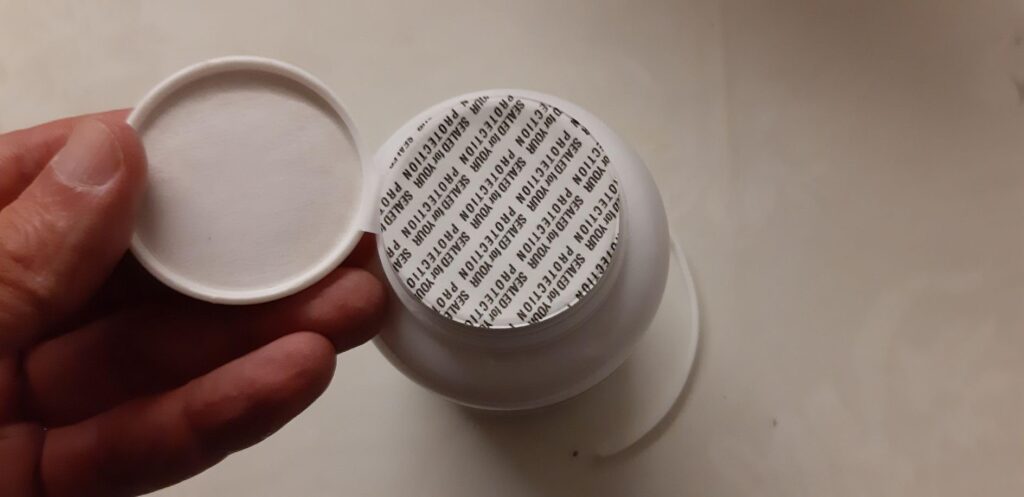 Le dessus du flacon de Taurine avec le couvercle ouvert, montrant le sceau de protection.