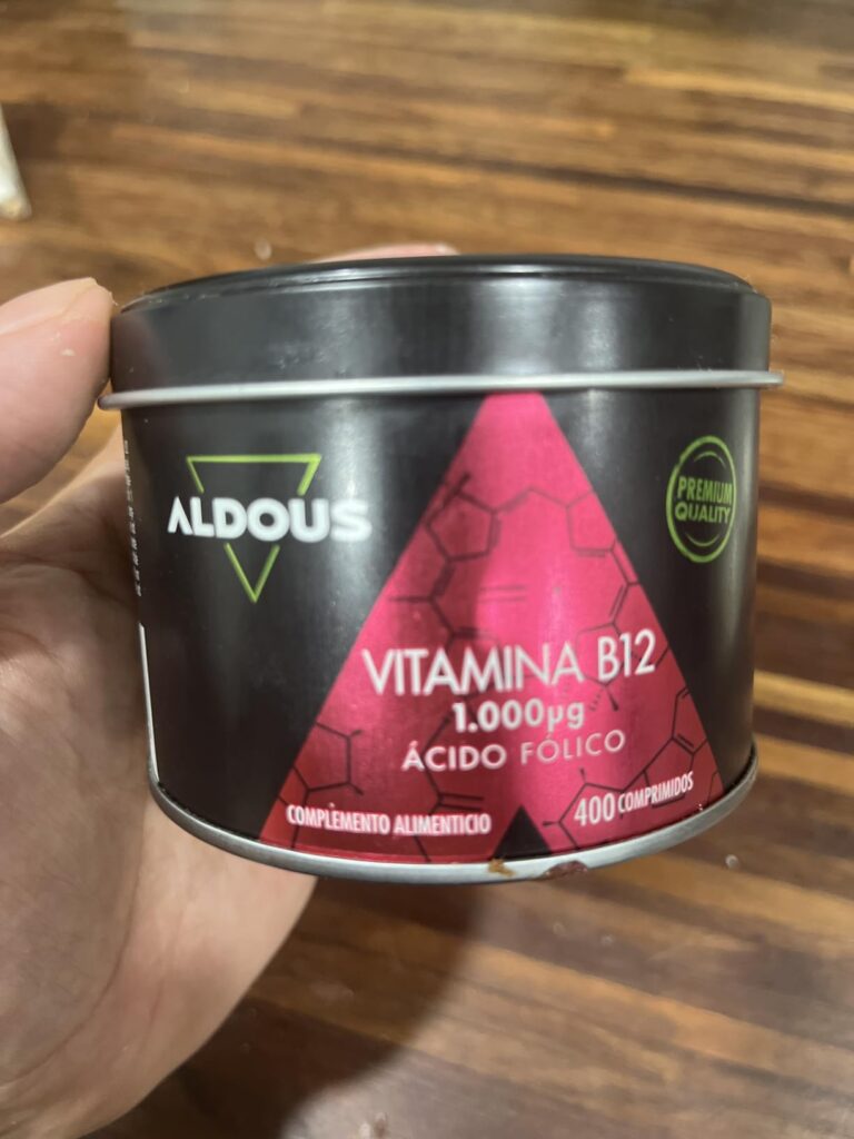 Boîte de complément alimentaire, vue de face, tenue à la main.