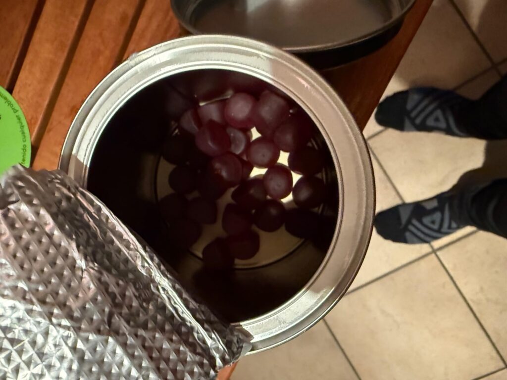 Boîte de bonbons gélifiés Ashwagandha ouverte, vue du dessus avec les bonbons gélifiés à l'intérieur