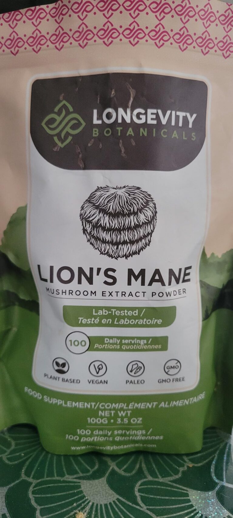 Sachet de la marque Longevity Botanicals, produit Lion's Mane (crinière de lion), posé sur un set de table à motifs végétaux...