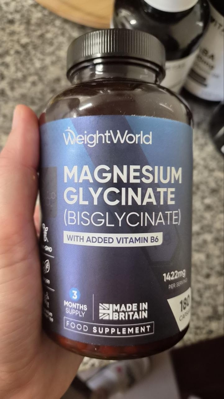 Le flacon de magnésium glycine, tenu à la main, avec l'étiquette orientée vers l'avant.