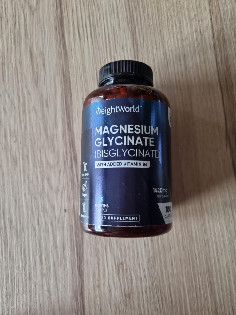 Le flacon de magnésium glycine posé à plat sur une table en bois, l'étiquette orientée vers le haut. Il s'agit du même flacon...