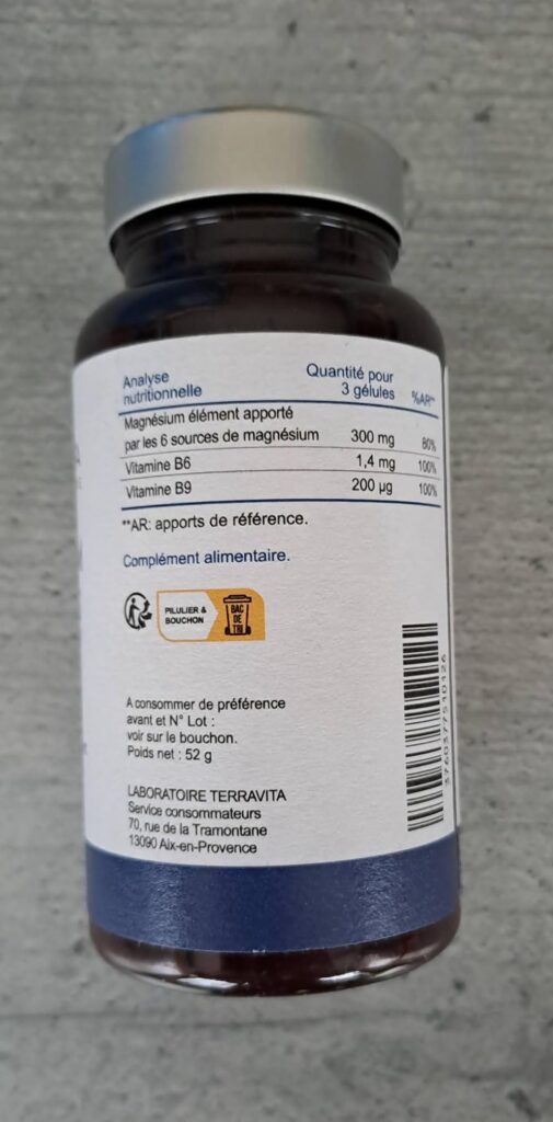 L'arrière du flacon de magnésium, côté composition. On peut y lire la dose de magnésium, les vitamines B6 et B9. Le flacon es...
