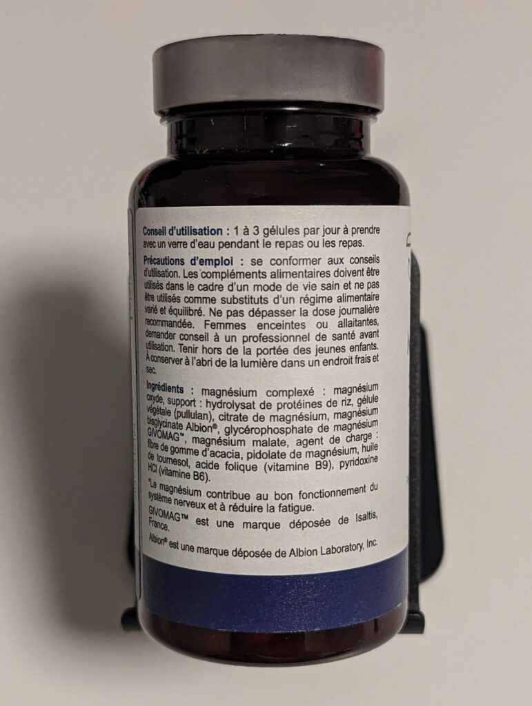 Le flacon de magnésium, côté informations légales. Le flacon est sur un fond gris.