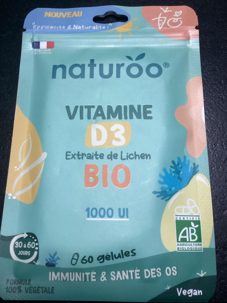 Gros plan sur le recto du sachet de vitamines D3.