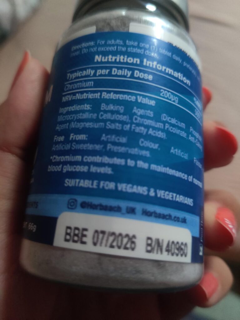 Détail de l'étiquette du flacon de chrome avec les informations nutritionnelles et la date de péremption.